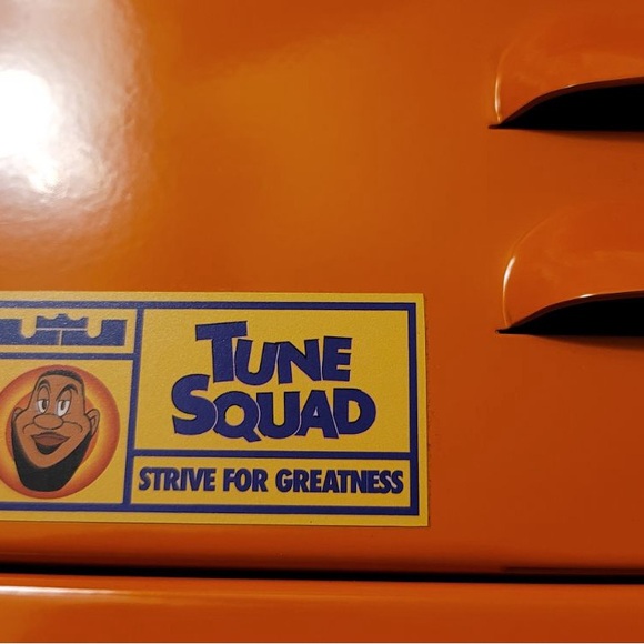 LEBRON XBOX SPACE JAM BASKETBALL LOCKER METAL CASE LIMITED EDITION. - Picture 5 of 10